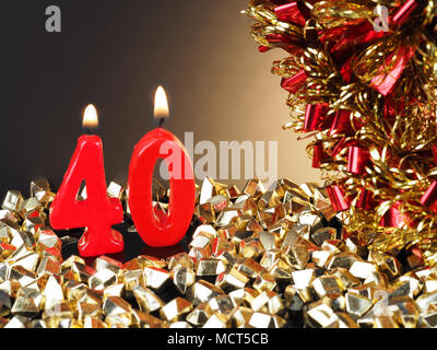 Festa di compleanno numero 40 candela con oro e argento palloncini Foto  stock - Alamy