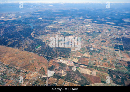 La vista aerea del distretto di Setubal con i suoi campi e Cork Oak tree piantagioni lungo il tributario del fiume Tago. Lisbona. Portogallo Foto Stock