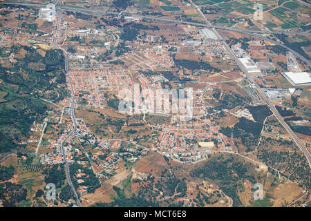 La vista aerea del distretto di Setubal campagna con i suoi campi e incroci stradali. Portogallo Foto Stock