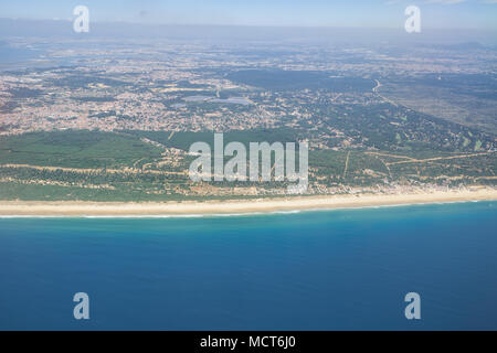 La vista aerea della Costa da Caparica - una spiaggia a sud del comune di Almada. Almada. Portogallo Foto Stock