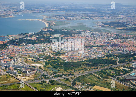 La vista aerea di Almada sulla riva sinistra del fiume Tago. Lisbona. Portogallo Foto Stock