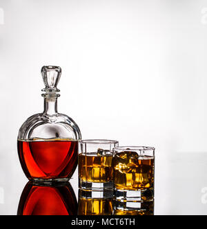 Decanter, due bicchieri di alcol Foto Stock
