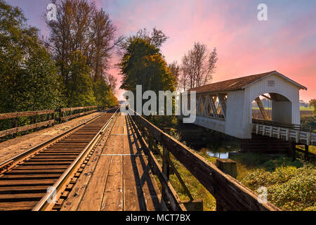 Gilkey ponte coperto su Thomas Creek in Scio Oregon durante il tramonto Foto Stock