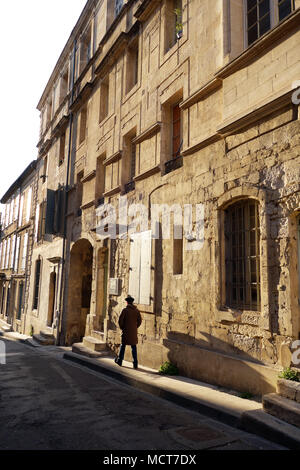 Lunghe ombre serali gettate da un uomo francese che indossa un berretto ad Arles in Francia Foto Stock