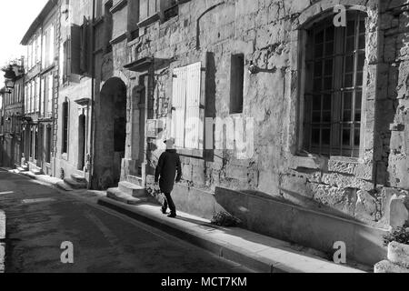 Serata di lunghe ombre proiettate da uomo francese indossando berry hat a Arles Francia Foto Stock