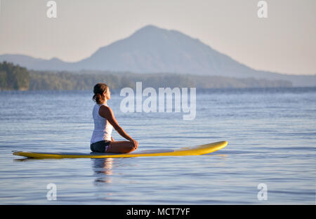 Yoga in stand up paddle board Foto Stock