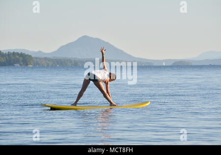 Yoga in stand up paddle board Foto Stock