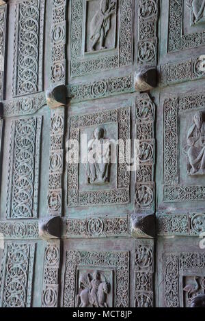 L'Italia, la Puglia, la Cattedrale di Trani, dettagli del portale di ingresso Foto Stock