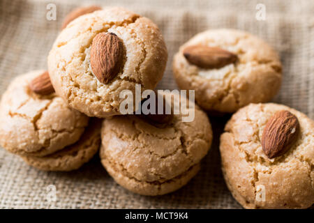 Bagno turco Almond Cookies sul sacco / Acibadem Kurabiyesi. Concetto di panetteria Foto Stock