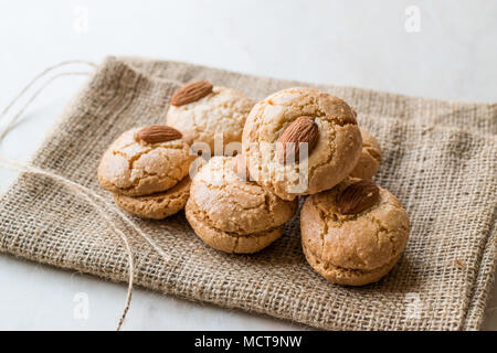 Bagno turco Almond Cookies sul sacco / Acibadem Kurabiyesi. Concetto di panetteria Foto Stock