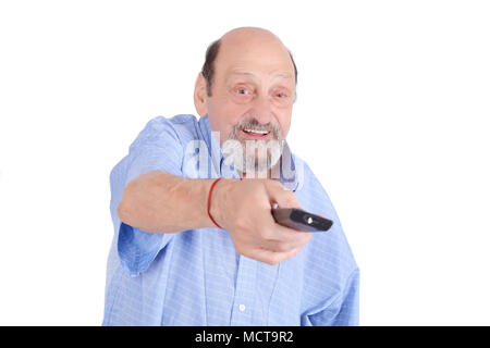 Senior uomo a guardare la tv con telecomando. Concetto di intrattenimento. Isolato sfondo bianco Foto Stock