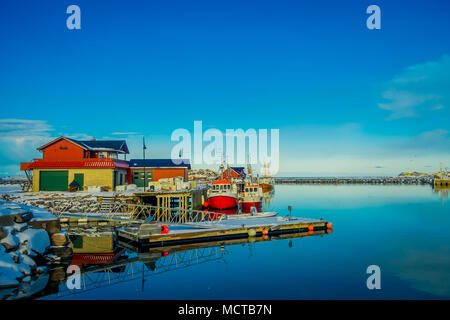 Henningsvaer, Norvegia - 04 Aprile 2018: Outdoor View di piccole barche da pesca in un porto di pesca sulle Isole Lofoten Foto Stock