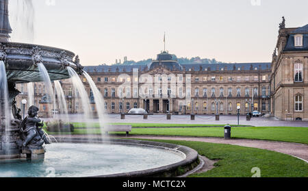 Stoccarda: Schlossplatzspringbrunnen e il Neues Schloss (palazzo nuovo) nelle prime ore del mattino. Foto Stock