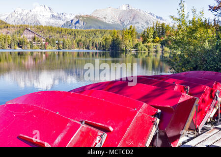 Red ribaltato le barche da diporto sul villaggio di Strbske Lake Shore in Slovacchia. Si tratta di un preferito ski, turistico e il resort per la salute nei monti Tatra. Foto Stock