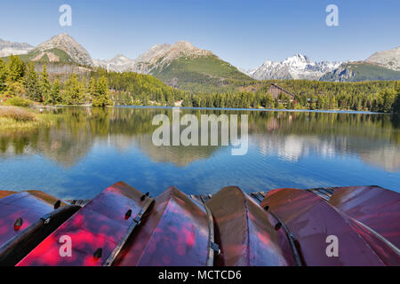 Red ribaltato le barche da diporto sul villaggio di Strbske Lake Shore in Slovacchia. Si tratta di un preferito ski, turistico e il resort per la salute nei monti Tatra. Foto Stock