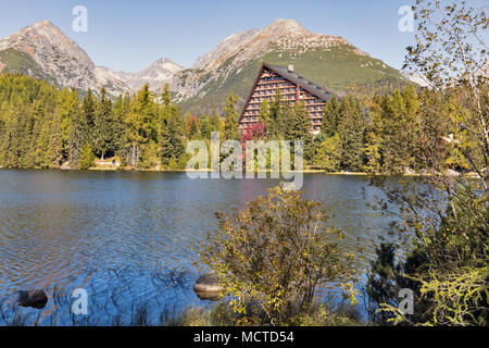 Il villaggio di Strbske lago paesaggio in Slovacchia. Si tratta di un preferito ski, turistico e il resort per la salute in Alti Tatra e punto di partenza per escursioni popolari. Foto Stock