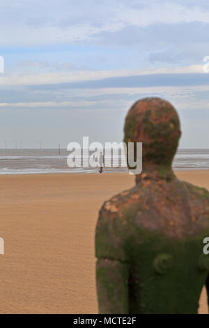 Un altro posto da Sir Antony Gormley, Crosby spiaggia vicino Liverpool, Merseyside, Inghilterra, Regno Unito. Foto Stock