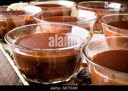 Budino di cioccolato in recipiente di vetro. Concetto di dessert. Foto Stock