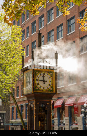 Il vapore sventolano fuori dal famoso orologio a vapore nel Gastown, Vancouver, Canada Foto Stock