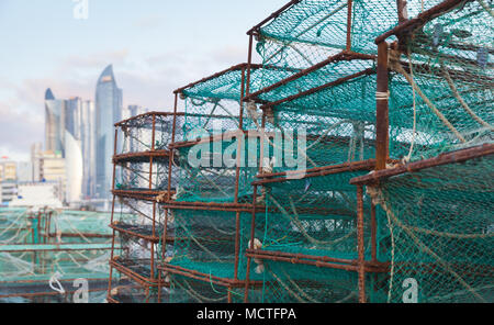 Trappole per granchi giaceva nel porto di pesca di Busan, Corea del Sud. Scatole con green net Foto Stock