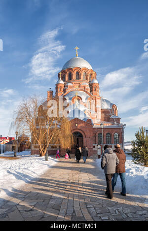 Sviyažsk, Russia - 05 gennaio 2018: persone andare al tempio per la vigilia di Natale. San Giovanni Battista Monastero Foto Stock