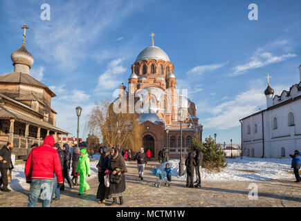 Sviyažsk, Russia - 05 gennaio 2018: le persone si recano al tempio per la vigilia di Natale. San Giovanni Battista Monastero Foto Stock