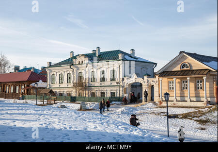 Sviyažsk, Russia - 05 gennaio 2018: la gente vicino cafe Sviyaga sulla strada provinciale della città storica di Sviyažsk Foto Stock