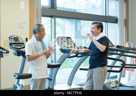 Senior uomo mettendo in pausa in palestra Foto Stock