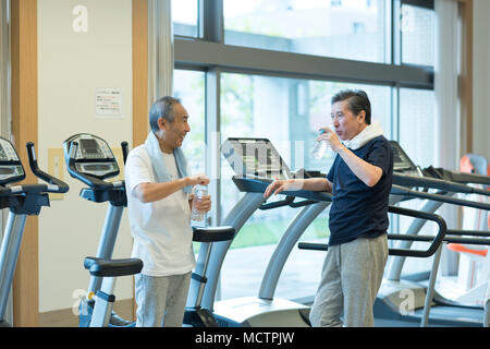 Senior uomo mettendo in pausa in palestra Foto Stock