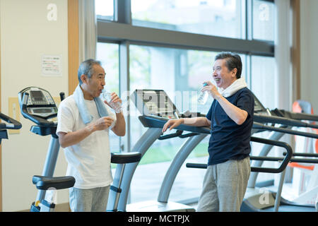 Senior uomo mettendo in pausa in palestra Foto Stock