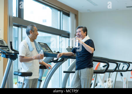 Senior uomo mettendo in pausa in palestra Foto Stock