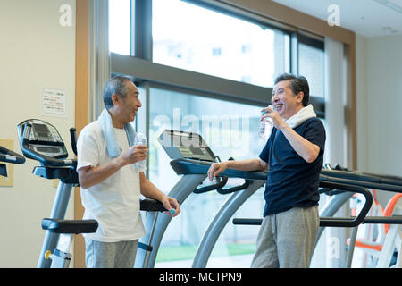 Senior uomo mettendo in pausa in palestra Foto Stock