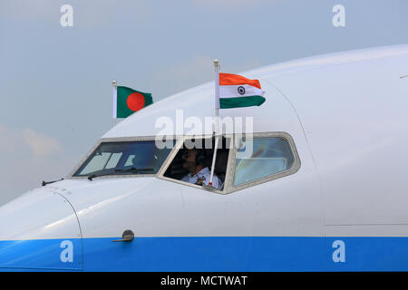 In Bangladesh e in India le bandiere sul cockpit della forza aerea indiana aeromobile "Rajdoot' a Hazrat Shahjalal International Airport. Dacca in Bangladesh Foto Stock