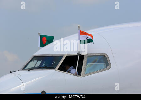 In Bangladesh e in India le bandiere sul cockpit della forza aerea indiana aeromobile "Rajdoot' a Hazrat Shahjalal International Airport. Dacca in Bangladesh Foto Stock