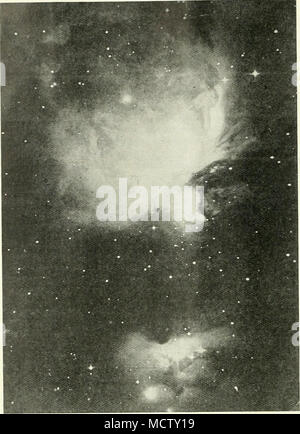 . Il GREAl nebulosa di Orione. iPhoio dal dottor Max Wolf.) e nebulose visibili in prossimità thcLr. Egli trasse atten- zione di una brillante nebulosa Cygnus, " collocato centralmente in una molto bella lacuna e di vuoto di deboli stelle che sur- arrotonda la nube luminosa come un trench. La caratteristica più sorprendente per quanto riguarda questo oggetto è che la stella-void alone che circonda la nebulosa forma la fine di un lungo canale, in esecuzione a est dalla western nebuloso nuvole e loro lacunas per una lunghezza di più di due gradi " ; e lui ha chiesto la domanda : "C'è una massa scura seguendo il percorso della nebulosa, Foto Stock