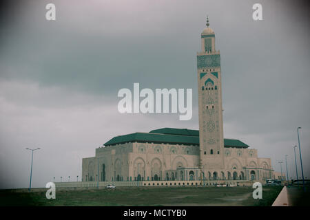 In vecchio stile immagine utilizzando un filtro della moschea di Hassan II a Casablanca, in Marocco, su nuvoloso, giorno di pioggia Foto Stock