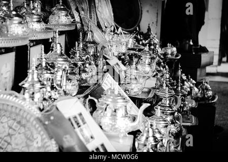 Immagine in bianco e nero dei tradizionali lattine di lattina e tazze tè presso il vecchio souk di Casablanca, Marocco Foto Stock