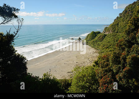 Una vista dalla strada costiera su Nuova Zelanda West Coast a nord di Greymouth, classificato come uno dei top ten percorsi panoramici nel mondo. Foto Stock