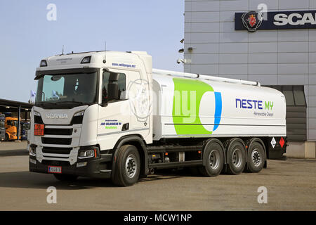 LIETO, Finlandia - 12 Aprile 2018: Bianco nuovo Scania R520 B8x4 autocisterna di carburante per Neste le mie energie Diesel sul Tour di Scania 2018 in Turku. Foto Stock