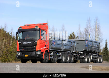 LIETO, Finlandia - 12 Aprile 2018: Orange Scania R650 B10X4 XT ghiaia combinazione carrello sulla prova di guida durante il tour di Scania 2018 in Turku. Foto Stock