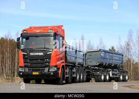 LIETO, Finlandia - 12 Aprile 2018: Orange Scania R650 B10X4 XT ghiaia combinazione carrello sulla prova di guida durante il tour di Scania 2018 in Turku. Foto Stock