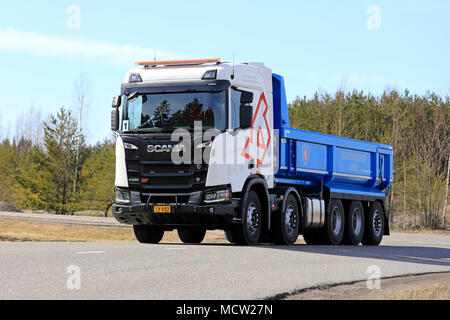 LIETO, Finlandia - 12 Aprile 2018: Bianco nuovo Scania R520 10X4 XT ribaltabile su test drive sulla bella giornata a Scania Tour 2018 di Turku. Foto Stock