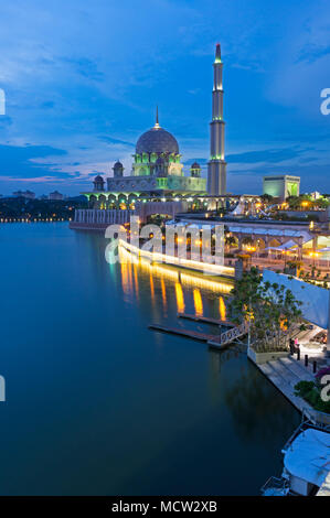 Vista notturna di Putrajaya moschea nel territorio federale sulla Malaysia Foto Stock