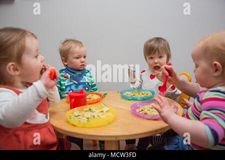 I bimbi a mangiare il pranzo Foto Stock