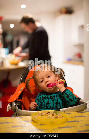 Bambino che è svezzato in un seggiolone. Foto Stock