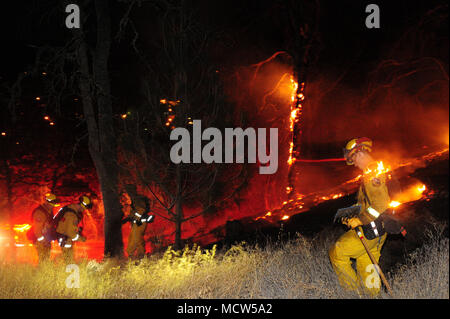 Un vigile del fuoco valuta la sua prossima mossa strategica durante uno dei numerosi Lake County incendi. Foto Stock