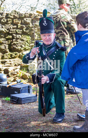 Soldati a St Briavels Castello, storia in azione Foto Stock