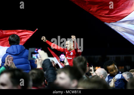 Accrington Stanley Kayden Jackson festeggia con i tifosi al fischio finale del campionato Skybet due corrispondono alla Wham Stadium, Accrington. Foto Stock