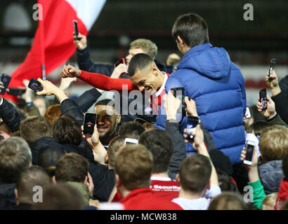 Accrington Stanley Kayden Jackson festeggia con i tifosi al fischio finale del campionato Skybet due corrispondono alla Wham Stadium, Accrington. Foto Stock