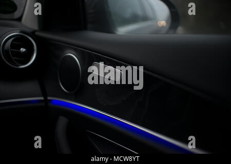 Auto di lusso interni con luce ambiente Foto stock - Alamy